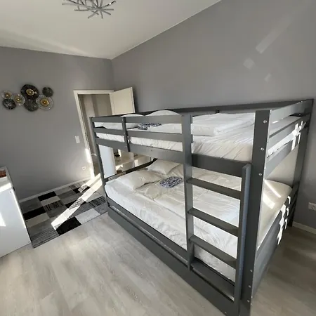 Renoviertes Mit 2 Schlafzimmern Apartment *